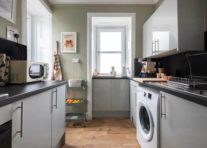 Trendy 2 Bed Flat - Near Airport
