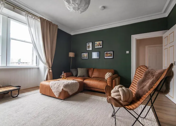 Trendy 2 Bed Flat - Near Airport