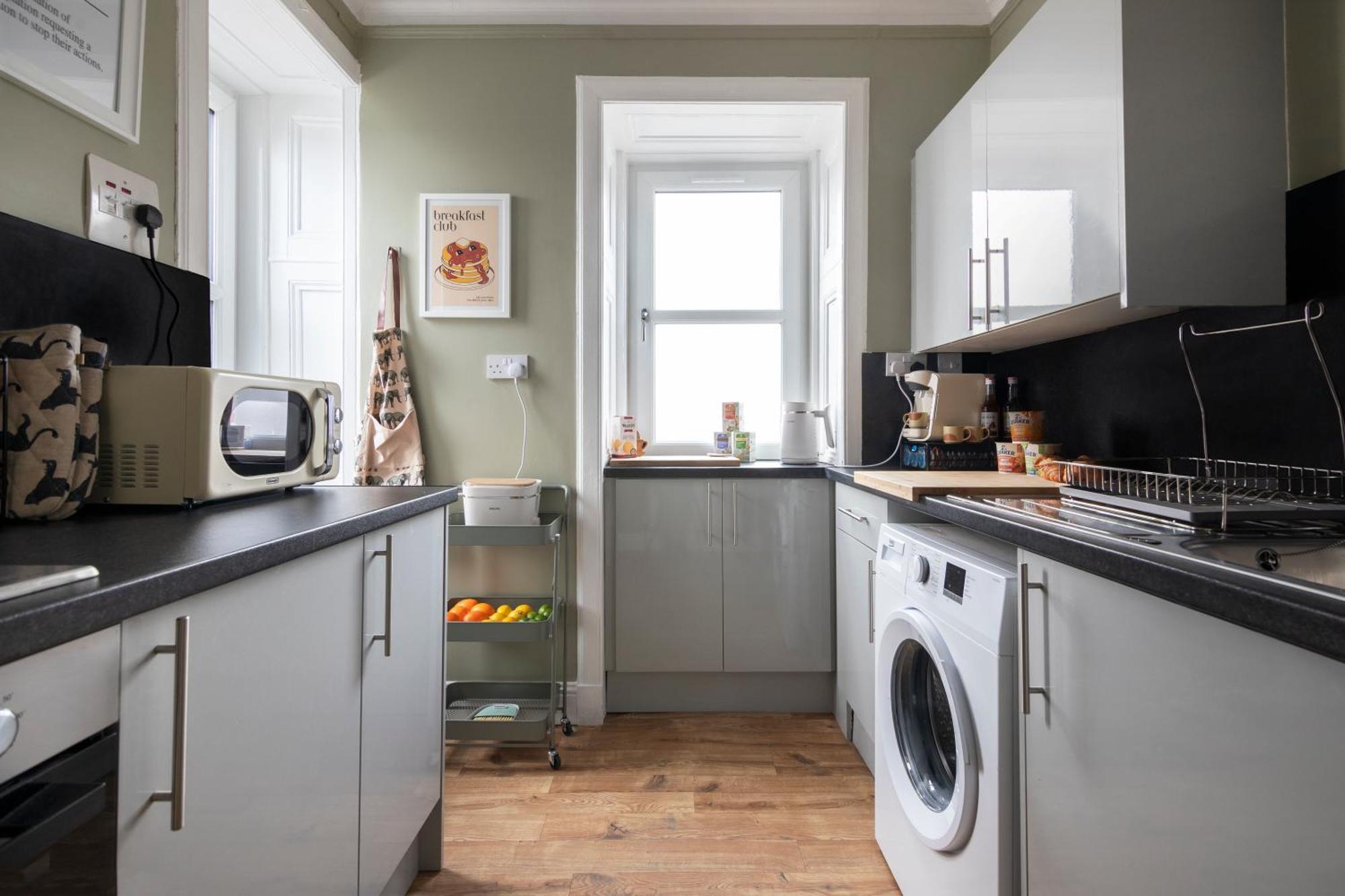 Trendy 2 Bed Flat - Near Airport Broxburn