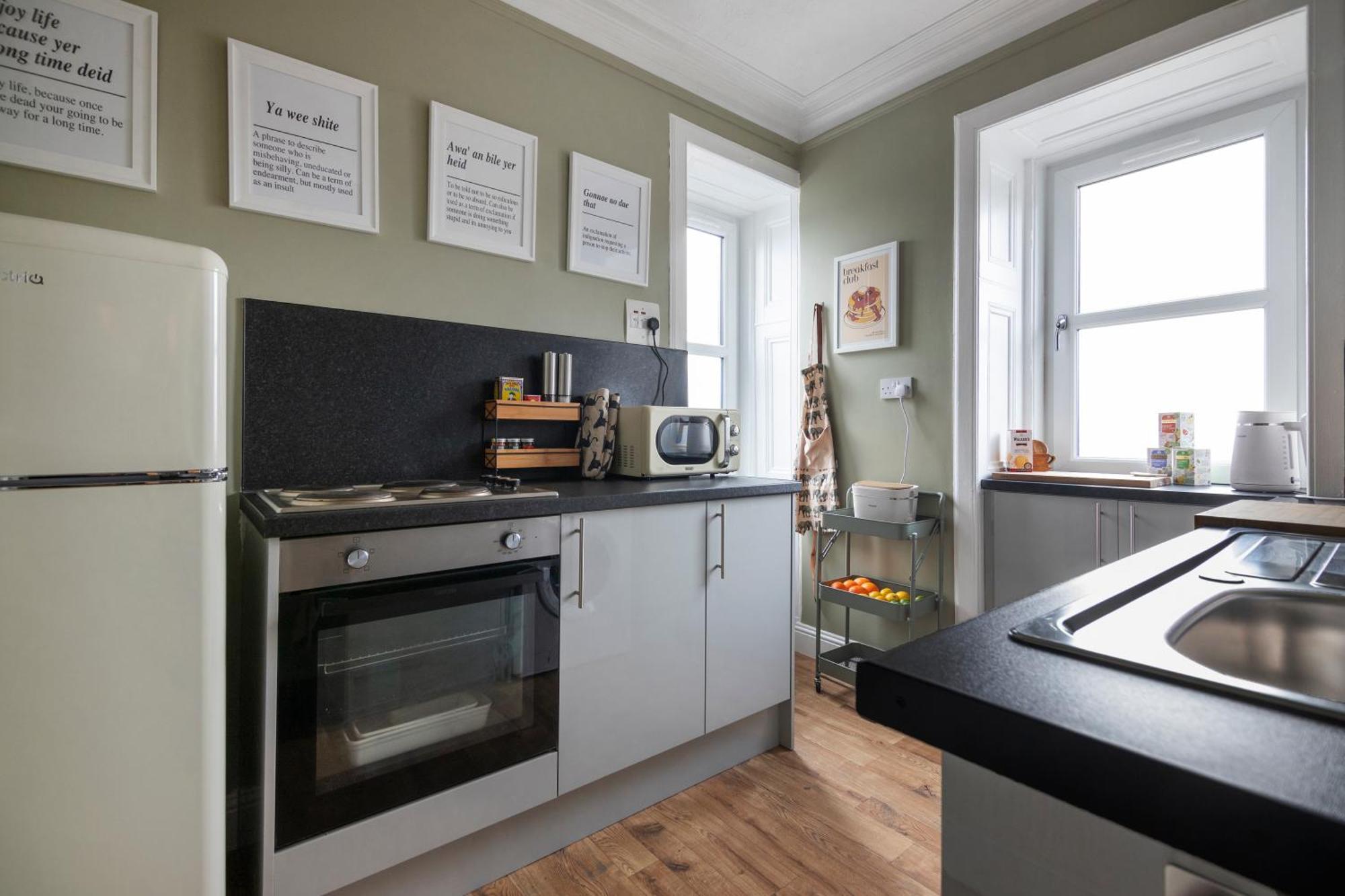 Trendy 2 Bed Flat - Near Airport Apartment
