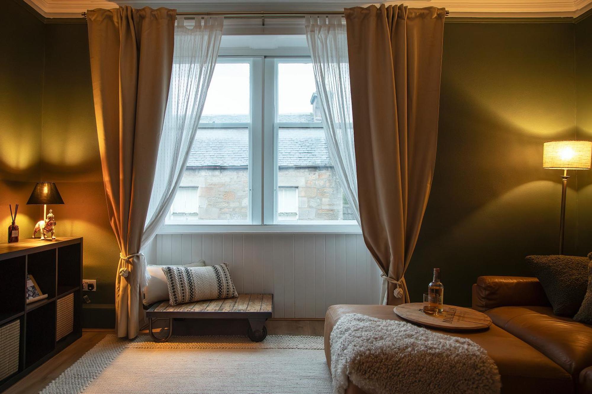 Trendy 2 Bed Flat - Near Airport * Broxburn
