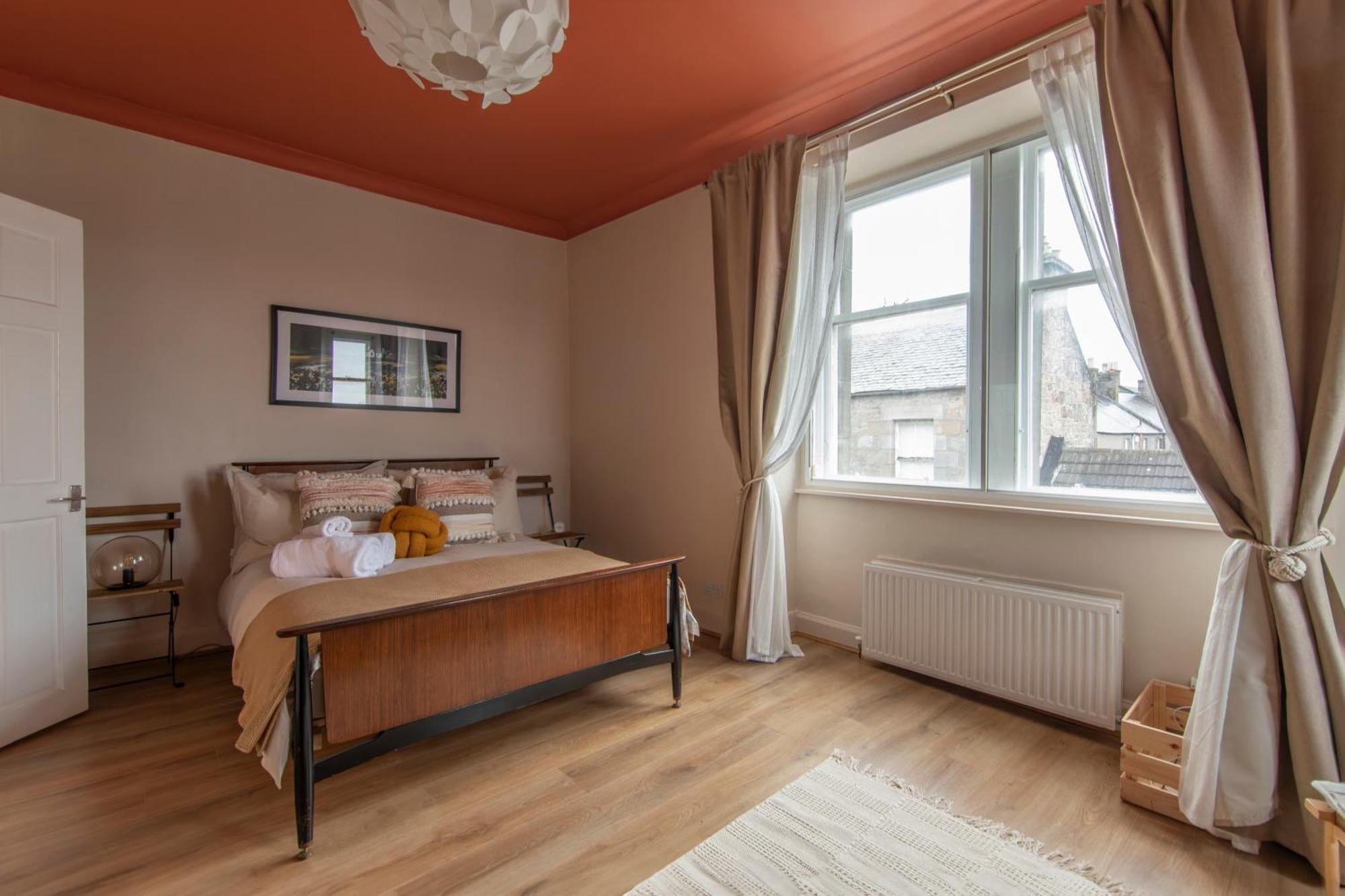 Trendy 2 Bed Flat - Near Airport *