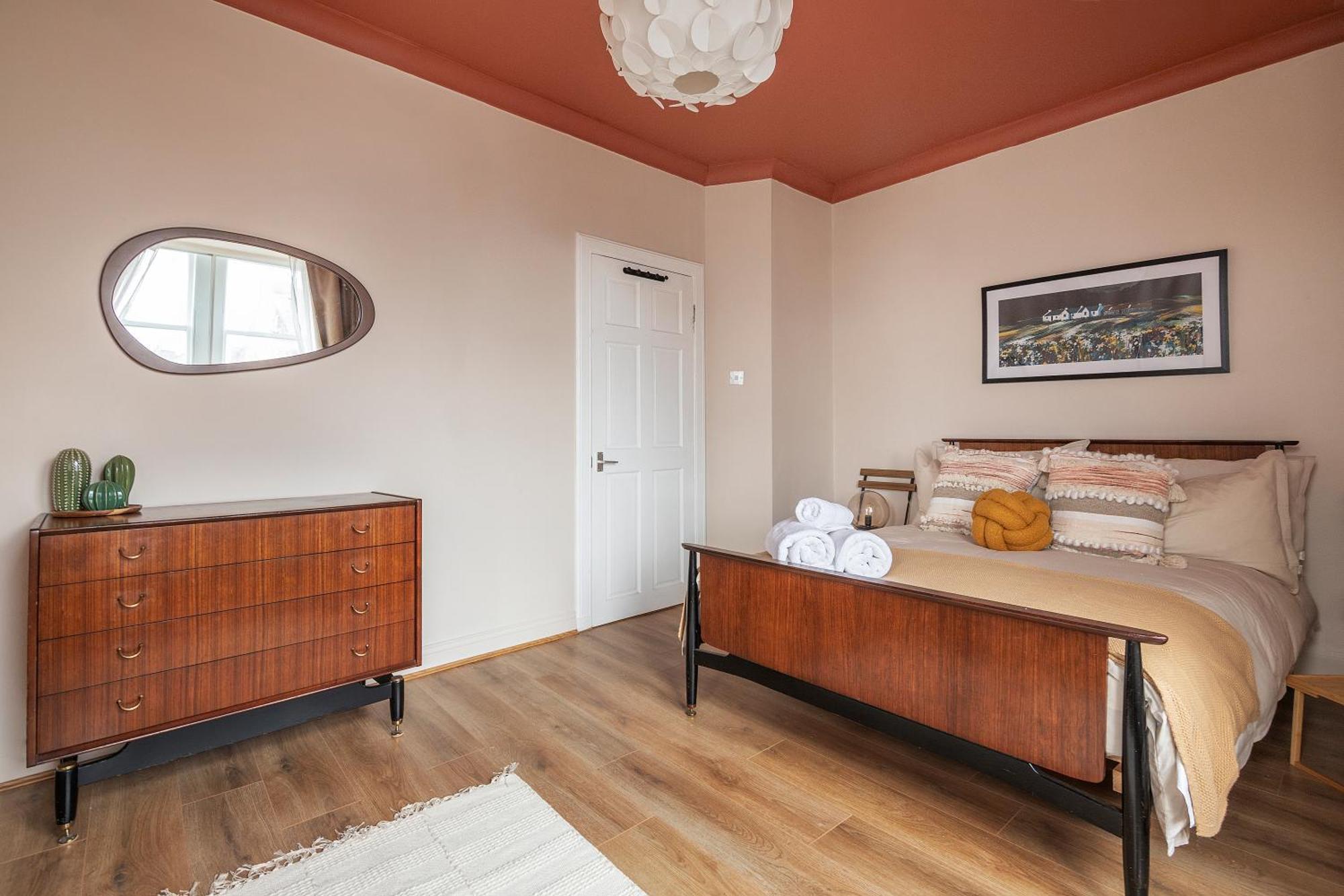 Trendy 2 Bed Flat - Near Airport *