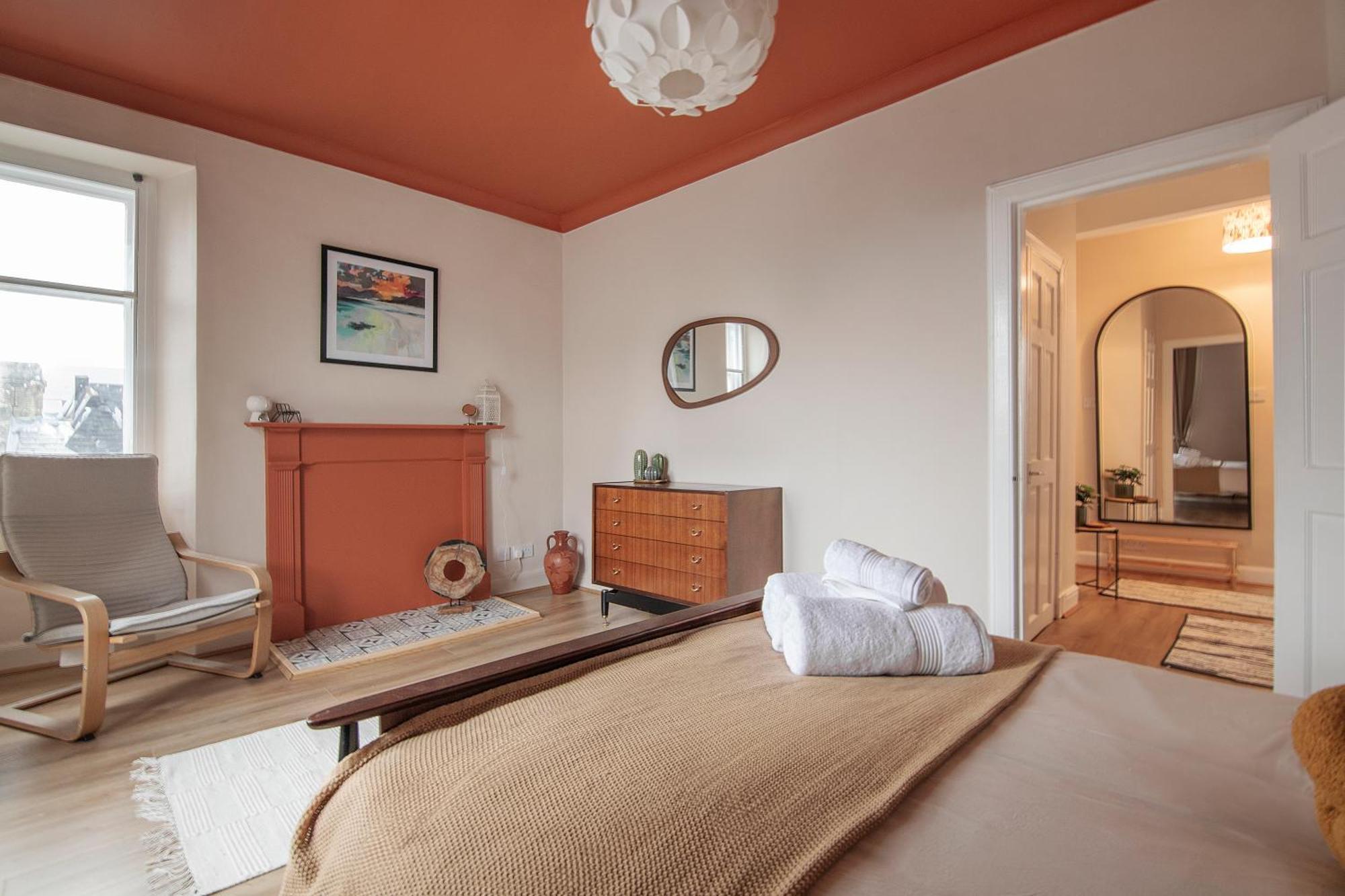 Trendy 2 Bed Flat - Near Airport Apartment *