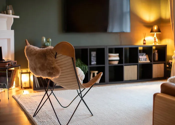 Trendy 2 Bed Flat - Near Airport