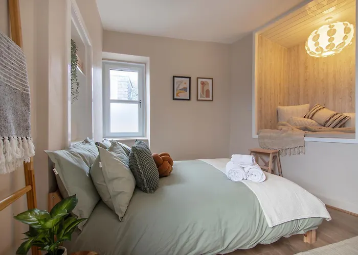 Trendy 2 Bed Flat - Near Airport