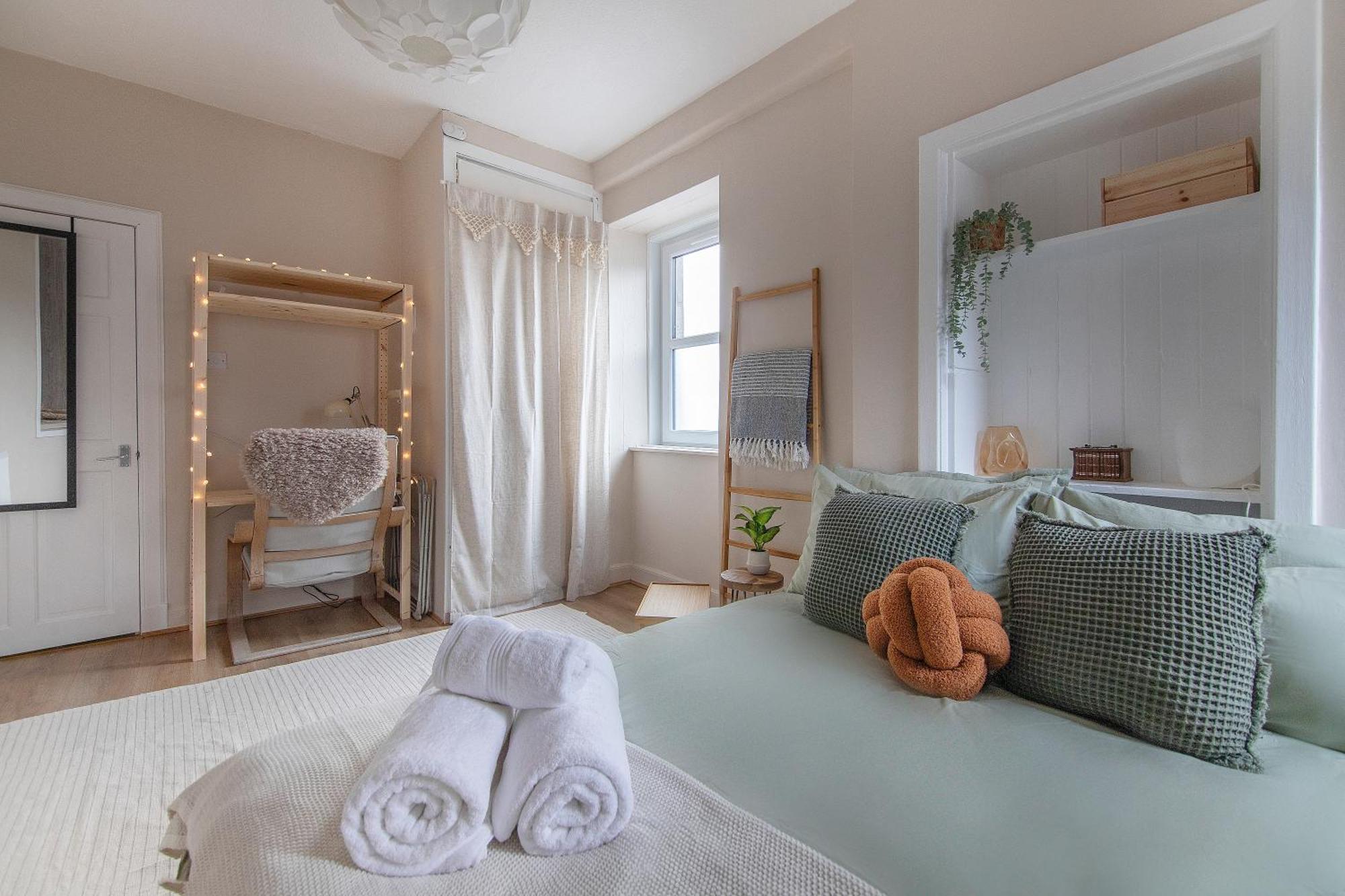 Trendy 2 Bed Flat - Near Airport Broxburn