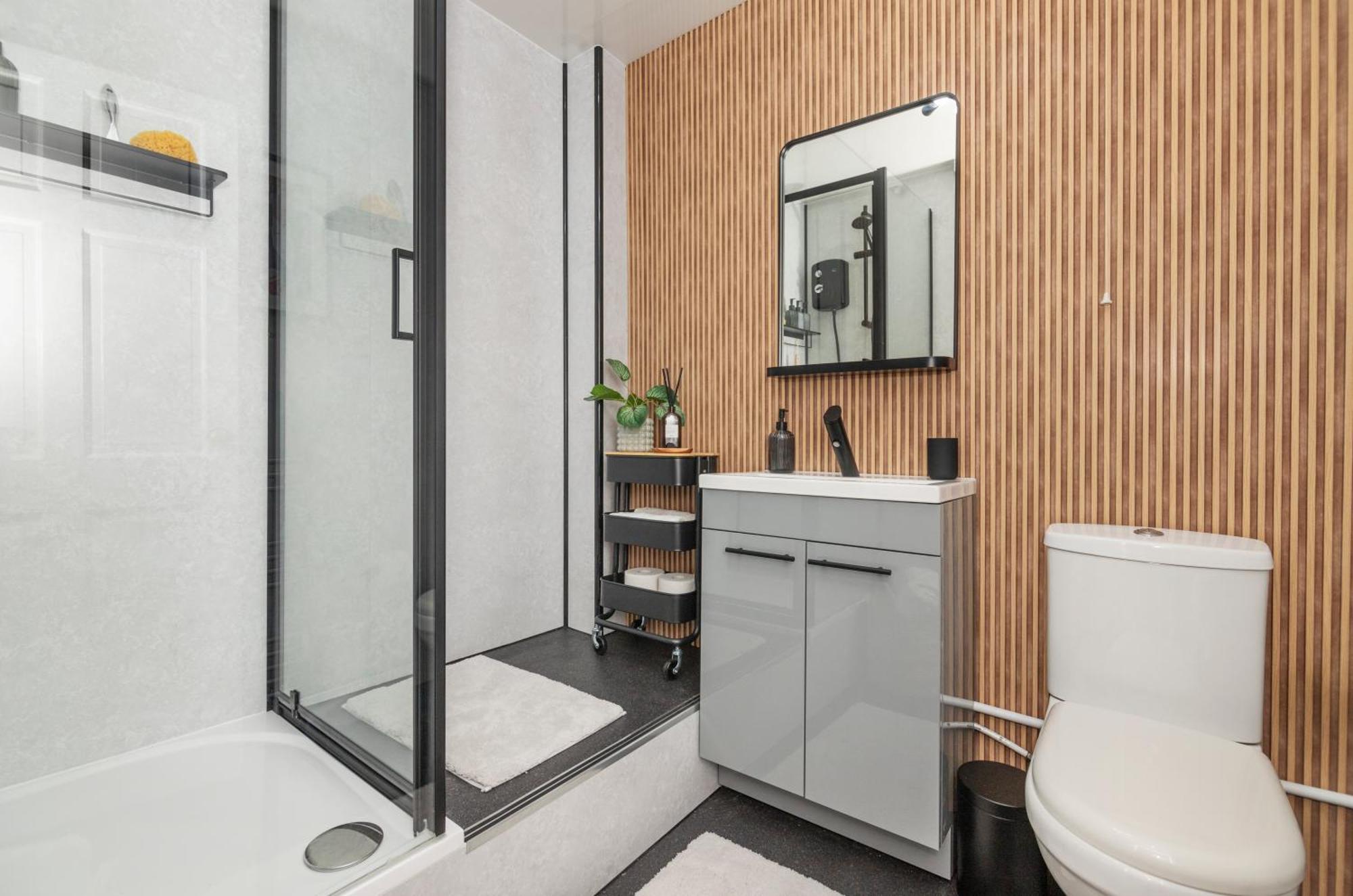 Trendy 2 Bed Flat - Near Airport